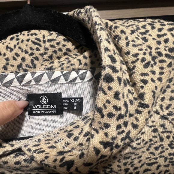 Volcom women’s Black and Cream cheeta Patterned Sweater - Picture 2 of 2